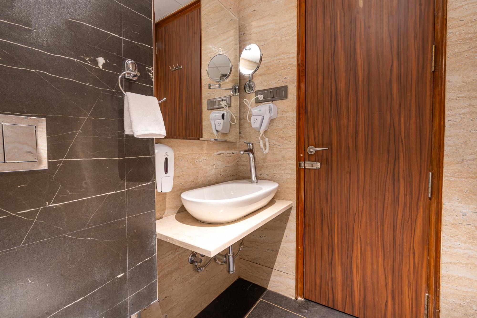 Treebo Premium Heritage Grand -Majiwada Тхане Экстерьер фото